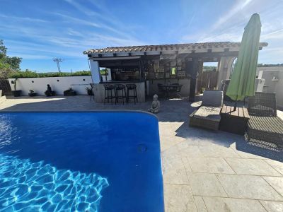 Pool und Außenbar