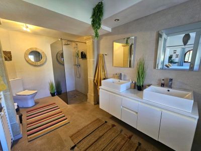 En-Suite-Badezimmer mit Dusche