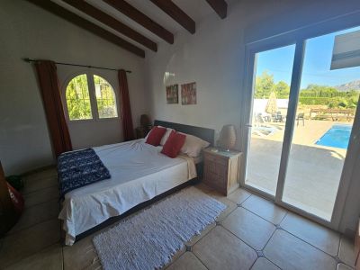 Schlafzimmer mit Zugang zum Pool