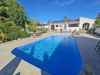 Pool und Terrasse