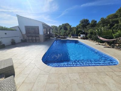 Pool und Terrasse
