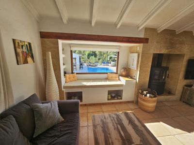 Wohnzimmer mit Poolblick