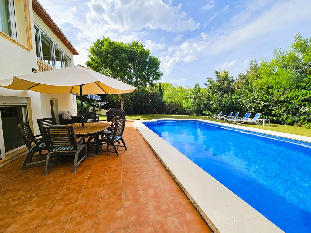 Pool und Terrasse
