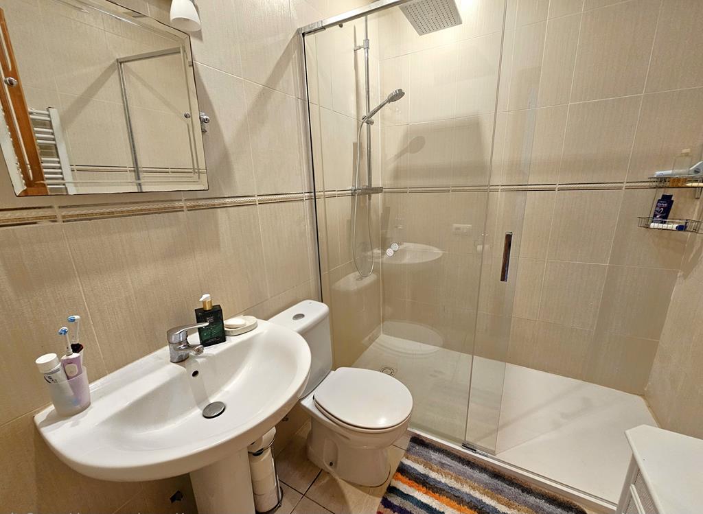 Badezimmer mit Dusche