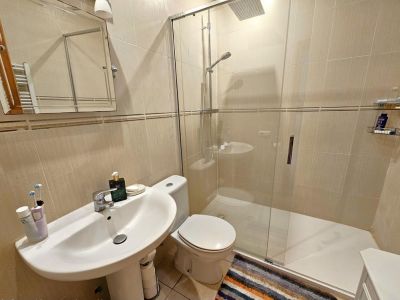Badezimmer mit Dusche