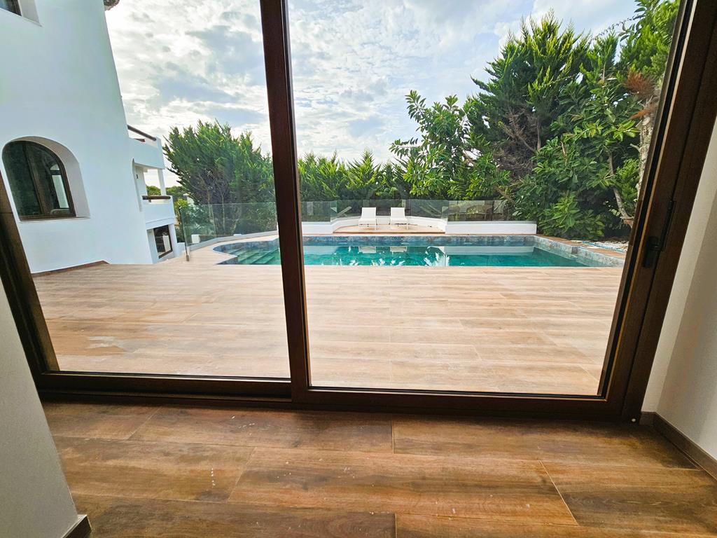 Blick auf Terrasse und Pool