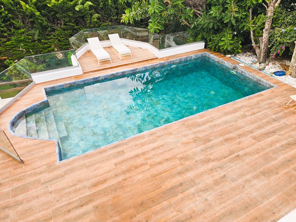 Pool und Terrasse