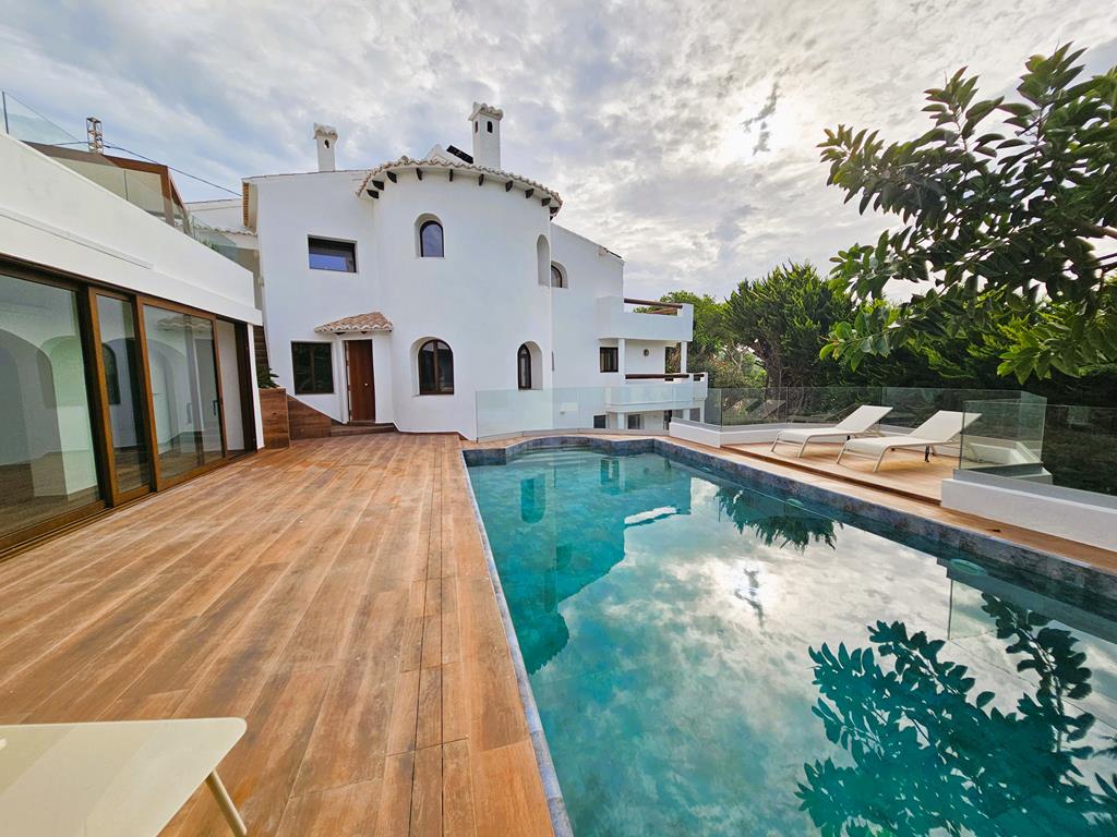 Pool und Terrasse