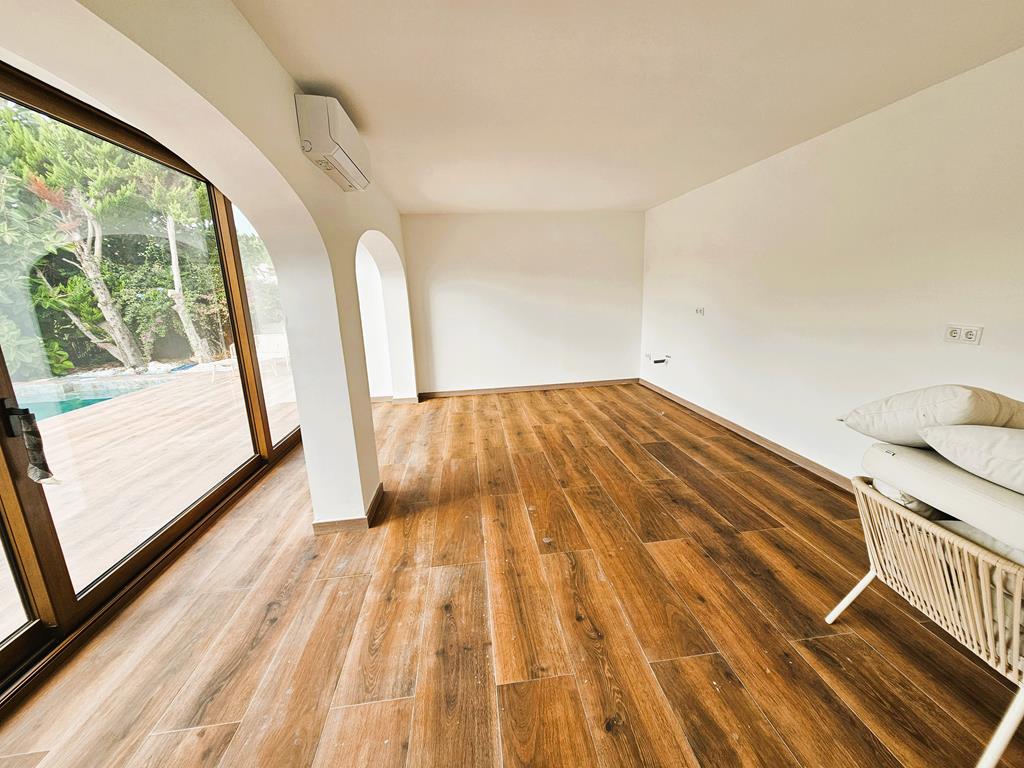 Verglaste Veranda mit Poolzugang
