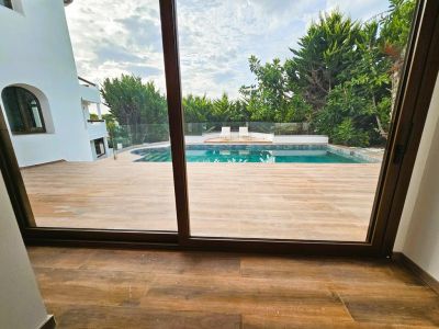 Blick auf Terrasse und Pool