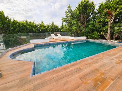 Swimmingpool und Terrasse