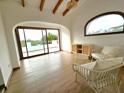 Wohnbereich mit Zugang zur Terrasse