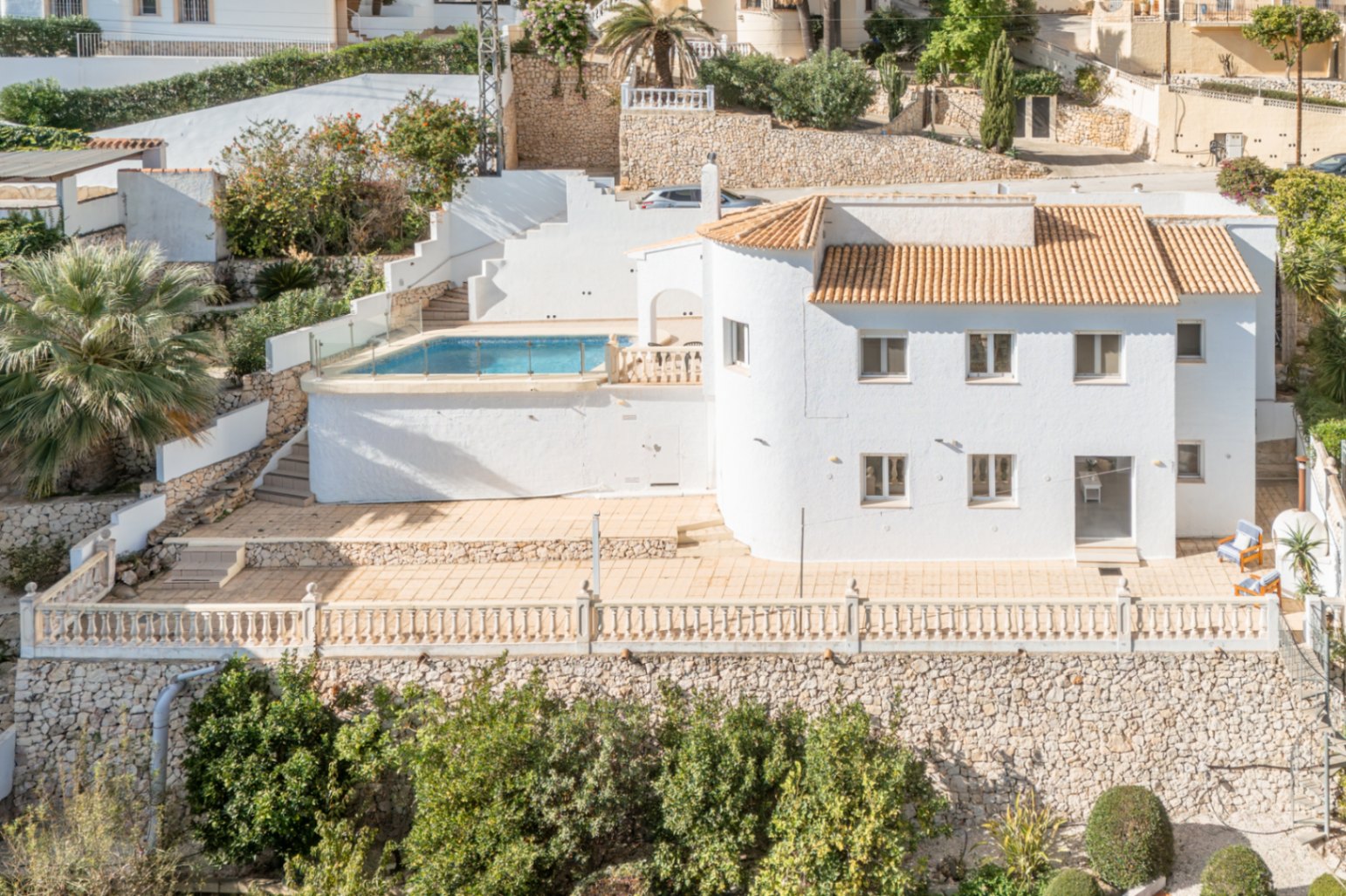 Außenansicht der Villa mit Pool