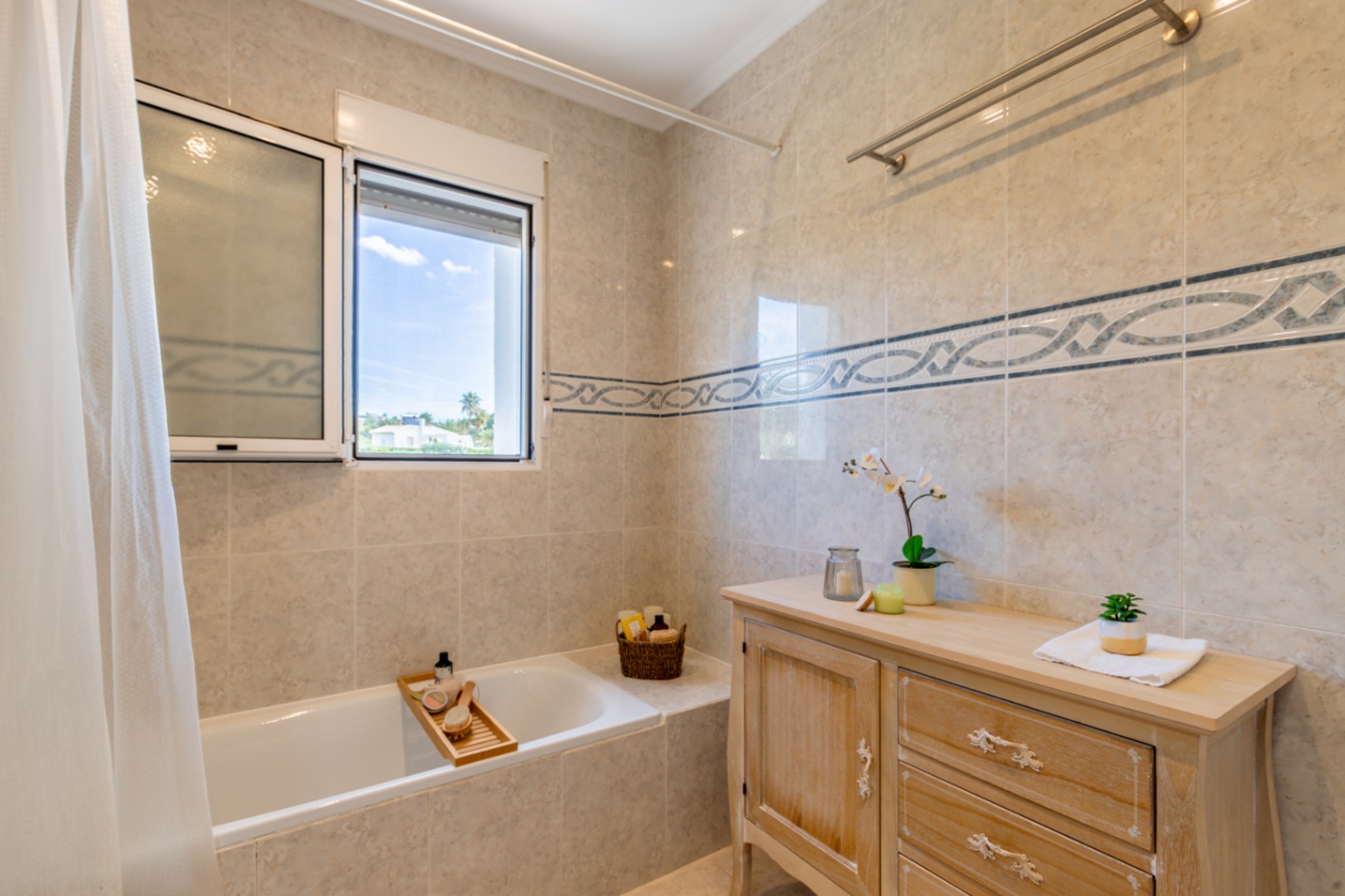 En-Suite-Badezimmer mit Badewanne