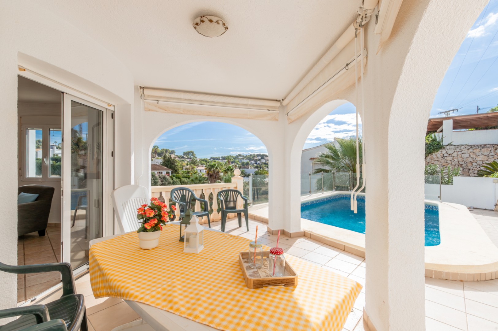 Überdachte Veranda am Pool