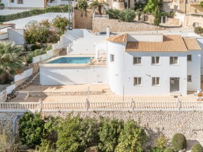 Außenansicht der Villa mit Pool