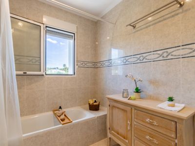 En-Suite-Badezimmer mit Badewanne