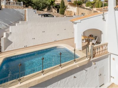 Pool und Terrasse