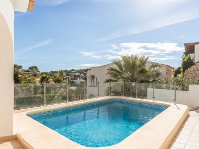 Pool und Terrasse
