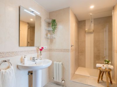 Badezimmer mit Dusche