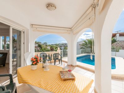 Überdachte Veranda am Pool