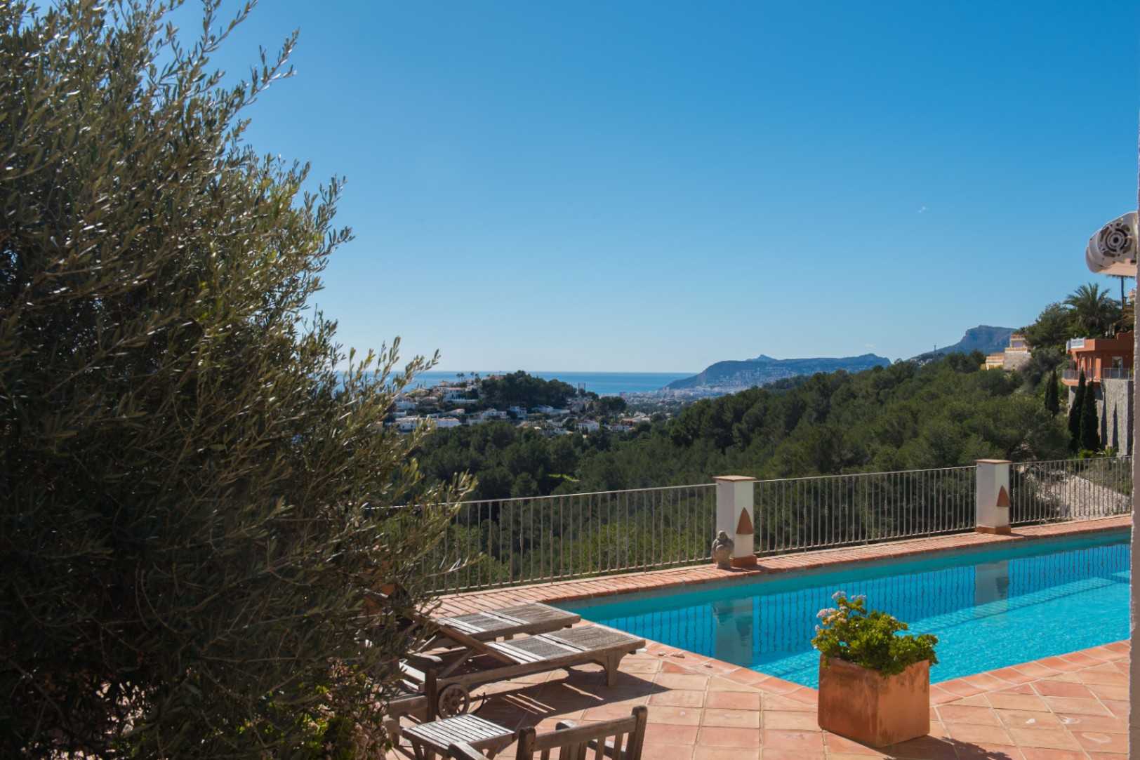 Terracotta-Terrasse mit privatem Pool und Panoramablick auf das Mittelmeer, den Peñón de Ifach und die umliegenden Pinienwälder von Calpe.