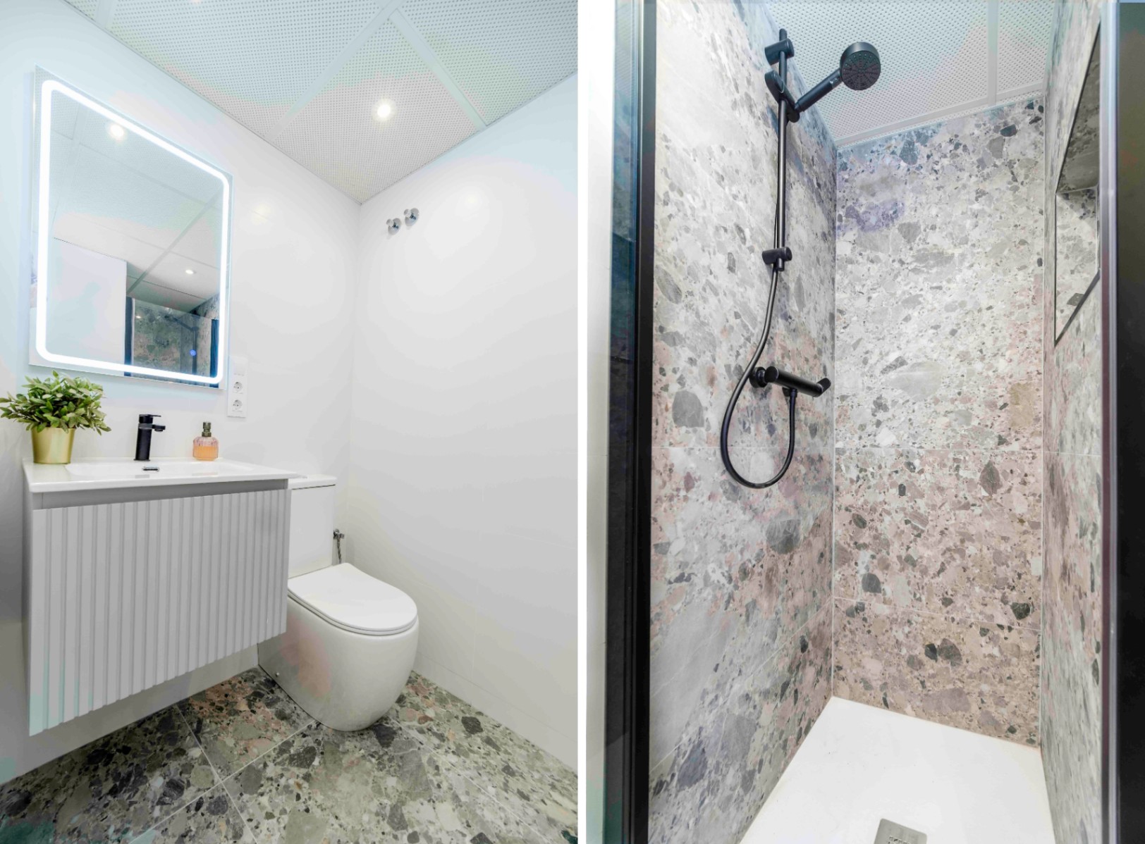 Modernes Badezimmer mit Terrazzo-Fliesen, weißem Rillen-Waschtisch, LED-Spiegel und begehbarer Dusche mit mattschwarzen Armaturen und Natursteinoptik.