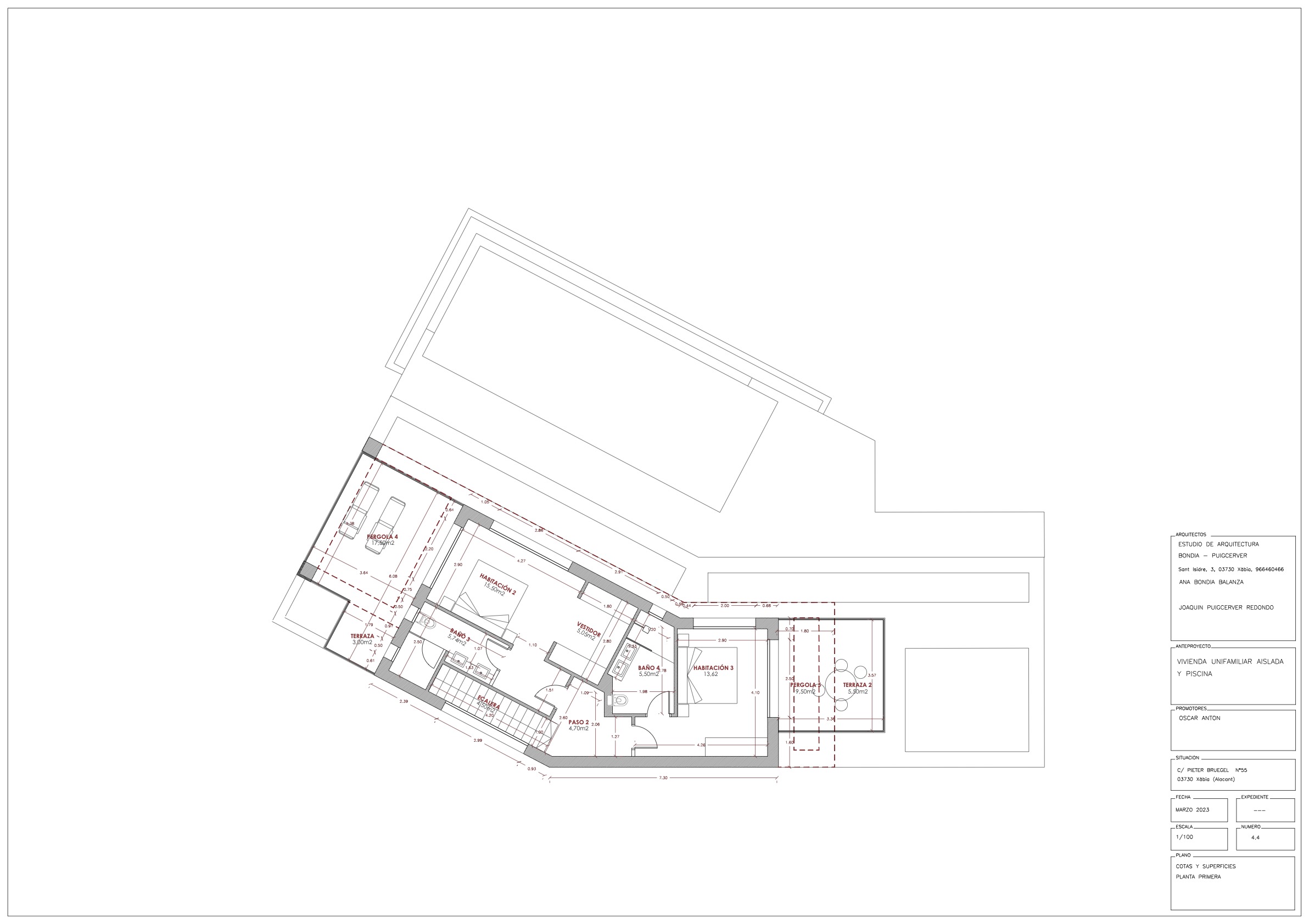 Detaillierter Architekturplan des ersten Stocks mit zwei Schlafzimmern, En-Suite-Bädern, einem Ankleidezimmer und Außenbereichen mit Pergola.