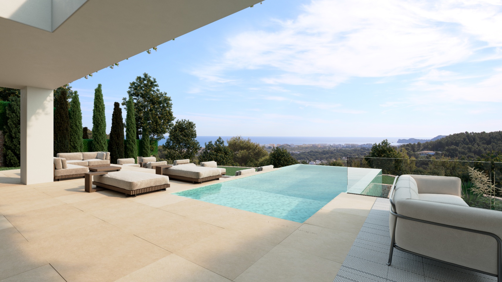 Terrasse mit Natursteinboden, Infinity-Pool und Glasgeländer mit weitem Blick über die Küste, das Meer und die bewaldete Landschaft.