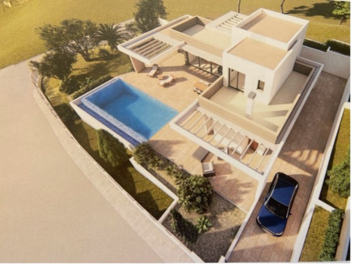 Luftaufnahme einer modernen Villa mit rechteckigem Pool, Steinterrassen, Holzpergolen und integrierten Gartenflächen auf einem umzäunten Grundstück.