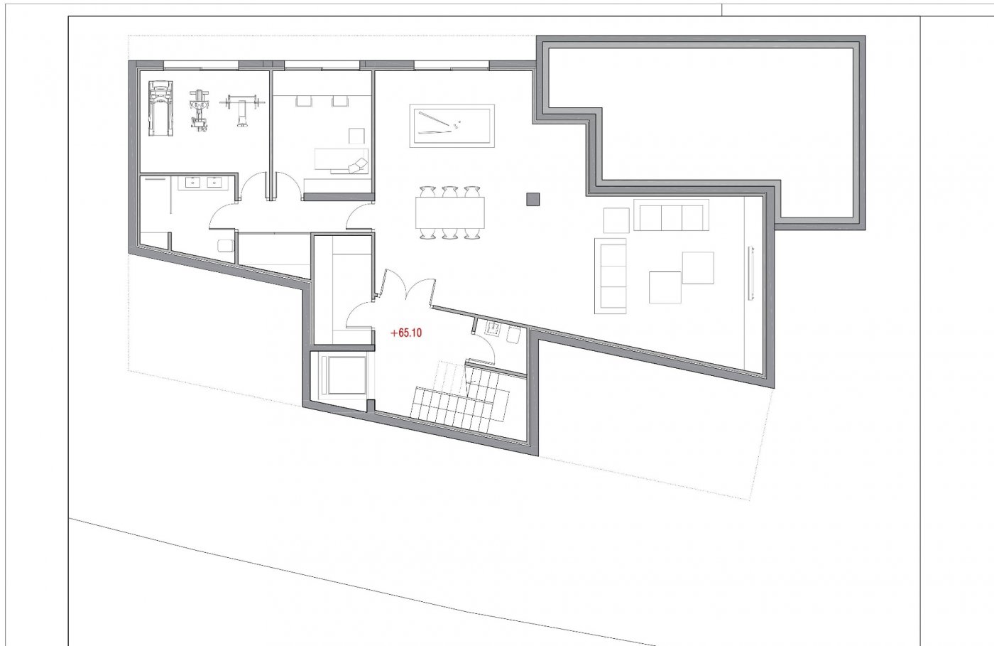 Architektonischer Grundriss der unteren Ebene mit privatem Fitnessraum, Gästesuite und großem Unterhaltungsbereich mit Billardtisch und Lounge.