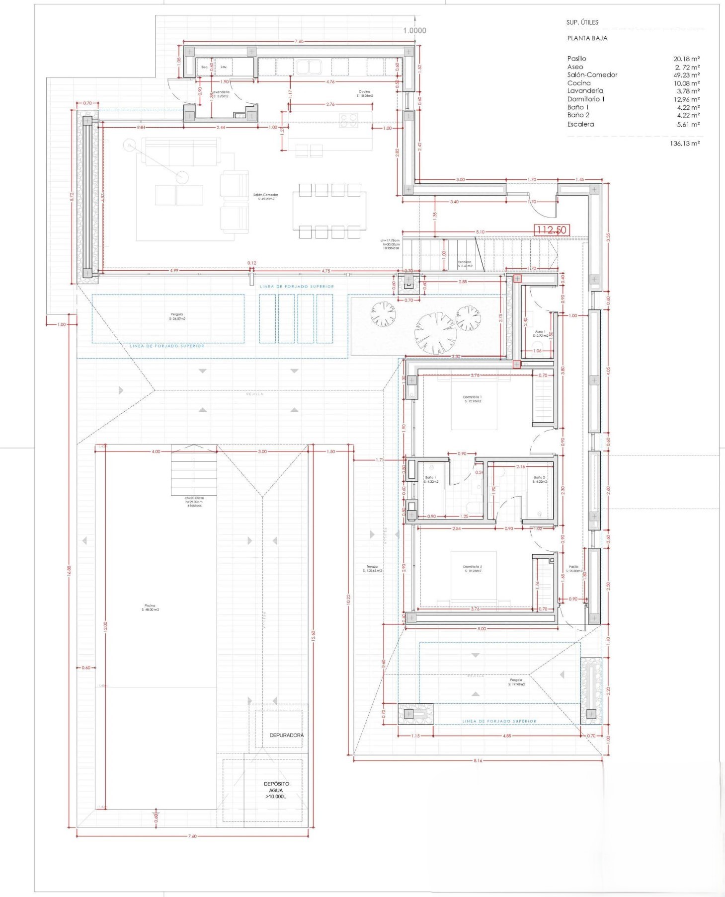 Detaillierter Grundriss des Erdgeschosses mit 49m² Wohn-Essbereich, Küche, zwei Schlafzimmern mit Bad und Außenanlage inklusive 48m² Pool und Terrassen.