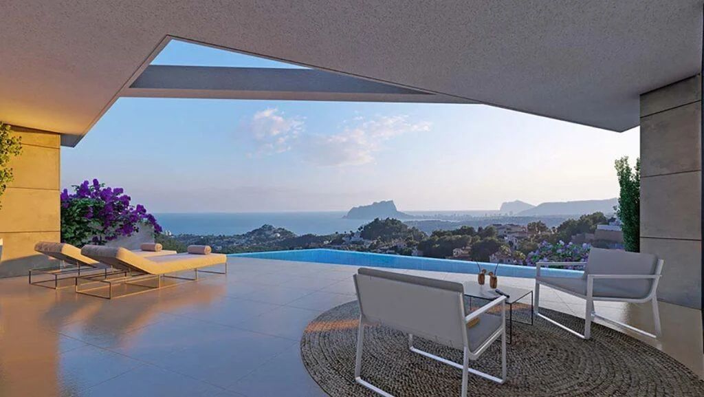 Überdachte Terrasse mit Infinity-Pool, modernem Außendesign und Panoramablick auf das Mittelmeer und den Peñón de Ifach.
