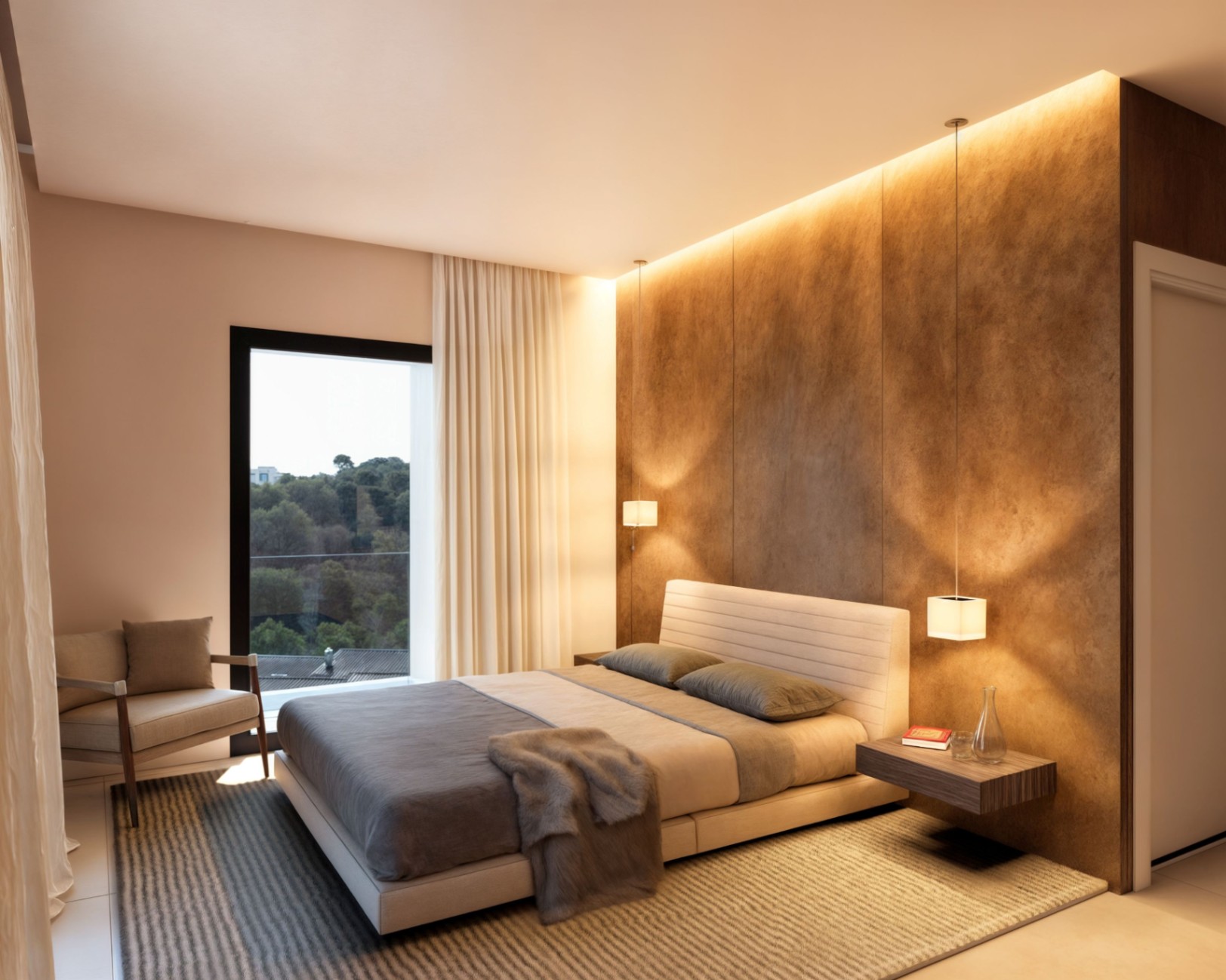 Modernes Schlafzimmer mit strukturierter Akzentwand in Erdtönen, indirekter LED-Beleuchtung, schwebenden Nachttischen und bodentiefen Fenstern mit Waldblick.