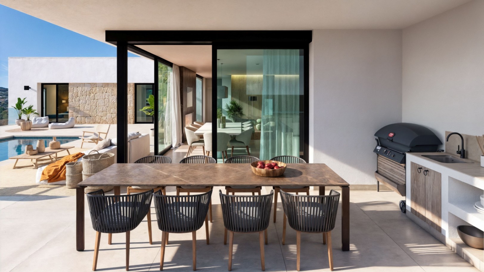 Überdachte Terrasse mit großem Holzesstisch, modernen Seilstühlen und einer Außenküche mit Grill und Spüle, direkt am Poolbereich gelegen.