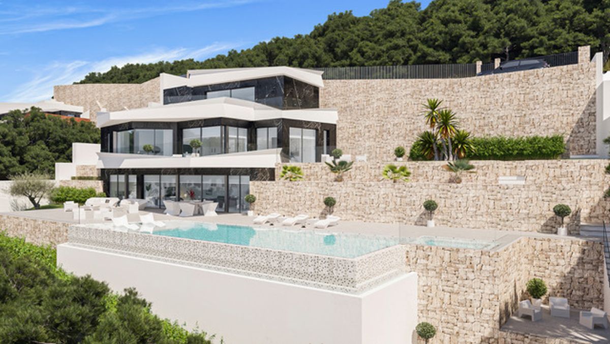Moderne mehrstöckige Villa mit Infinity-Pool, terrassierten Natursteinmauern und großzügigen Glasfronten in bewaldeter Hanglage.