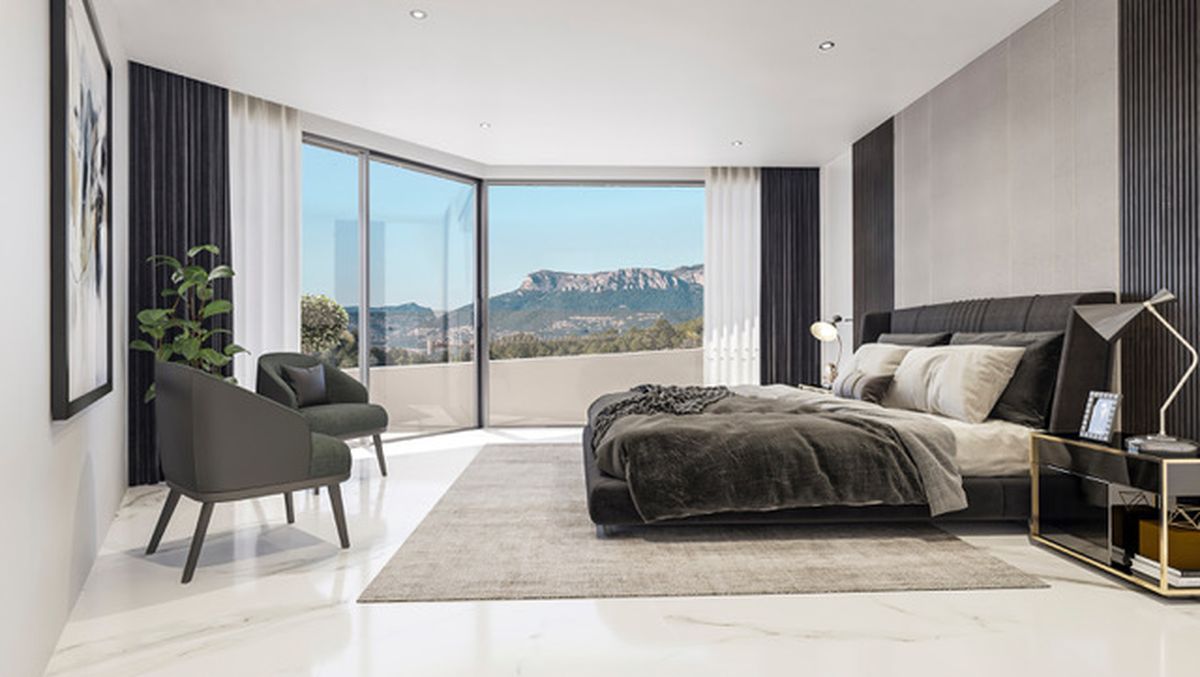 Modernes Hauptschlafzimmer mit Marmorboden, bodentiefen Eckfenstern mit Bergblick und einer stilvollen Akzentwand mit dunklen Holzlamellen.