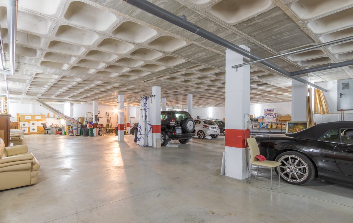 Geräumige Tiefgarage mit einer Kassettendecke aus Beton, markierten Stützsäulen und ausreichend Platz für mehrere Fahrzeuge sowie Lagerflächen.