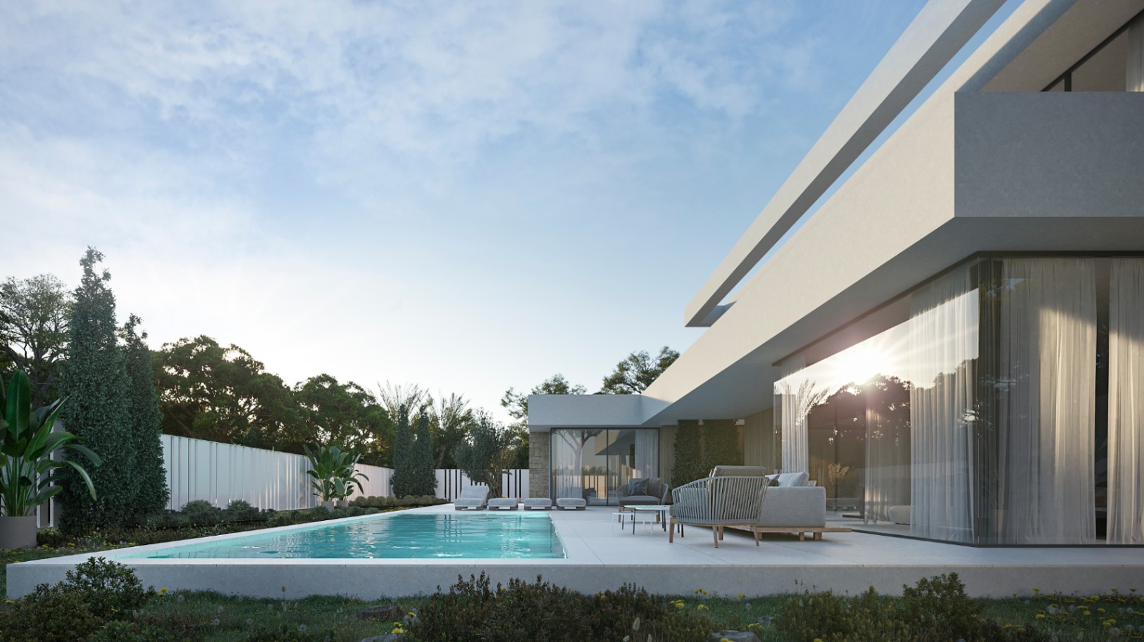 Außenansicht einer modernen Villa mit rechteckigem Pool, weißer Steinterrasse und bodentiefen Glasfronten, die das Sonnenlicht reflektieren.