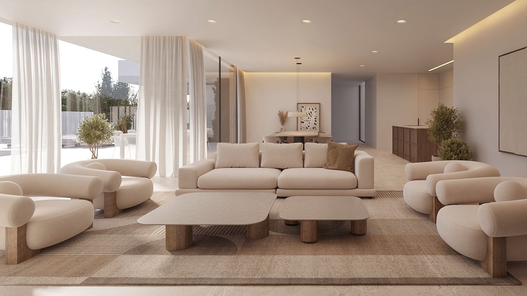 Offener Wohnbereich mit skulpturalen Sesseln, Couchtischen aus Stein und Holz sowie bodentiefen Fenstern mit transparenten Vorhängen. Einbauleuchten betonen das neutrale Design.