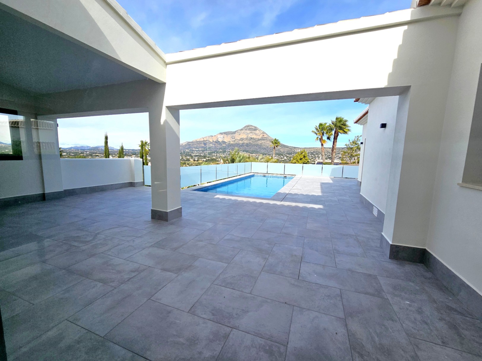 Zeitgenössische Villa in Jávea mit Blick auf den Montgó