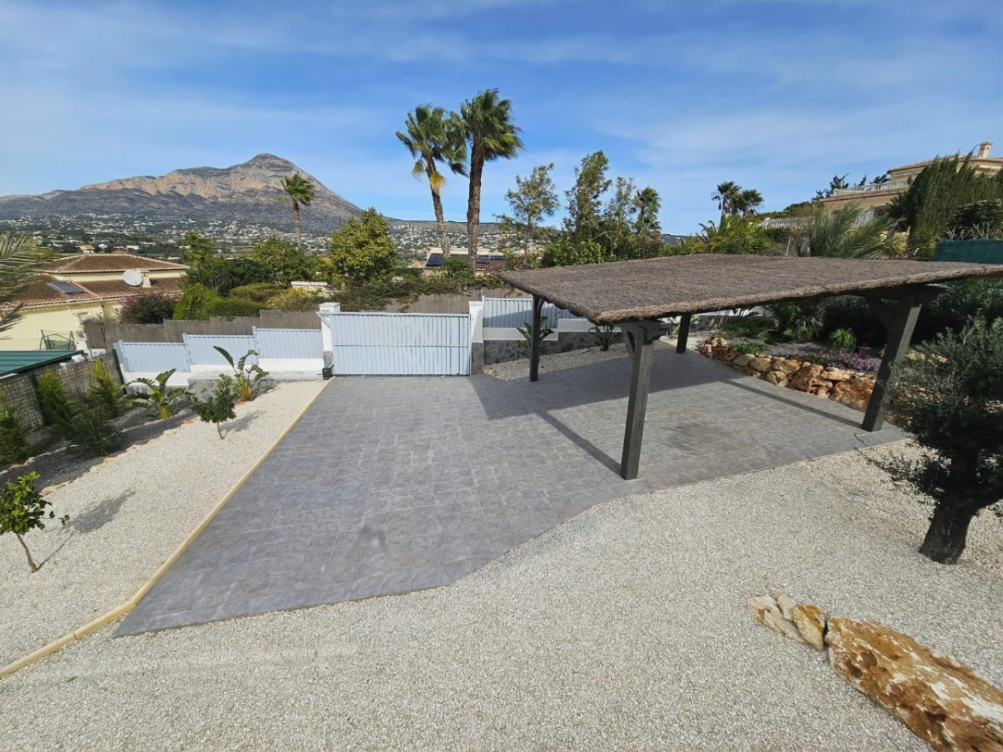 Zeitgenössische Villa in Jávea mit Blick auf den Montgó