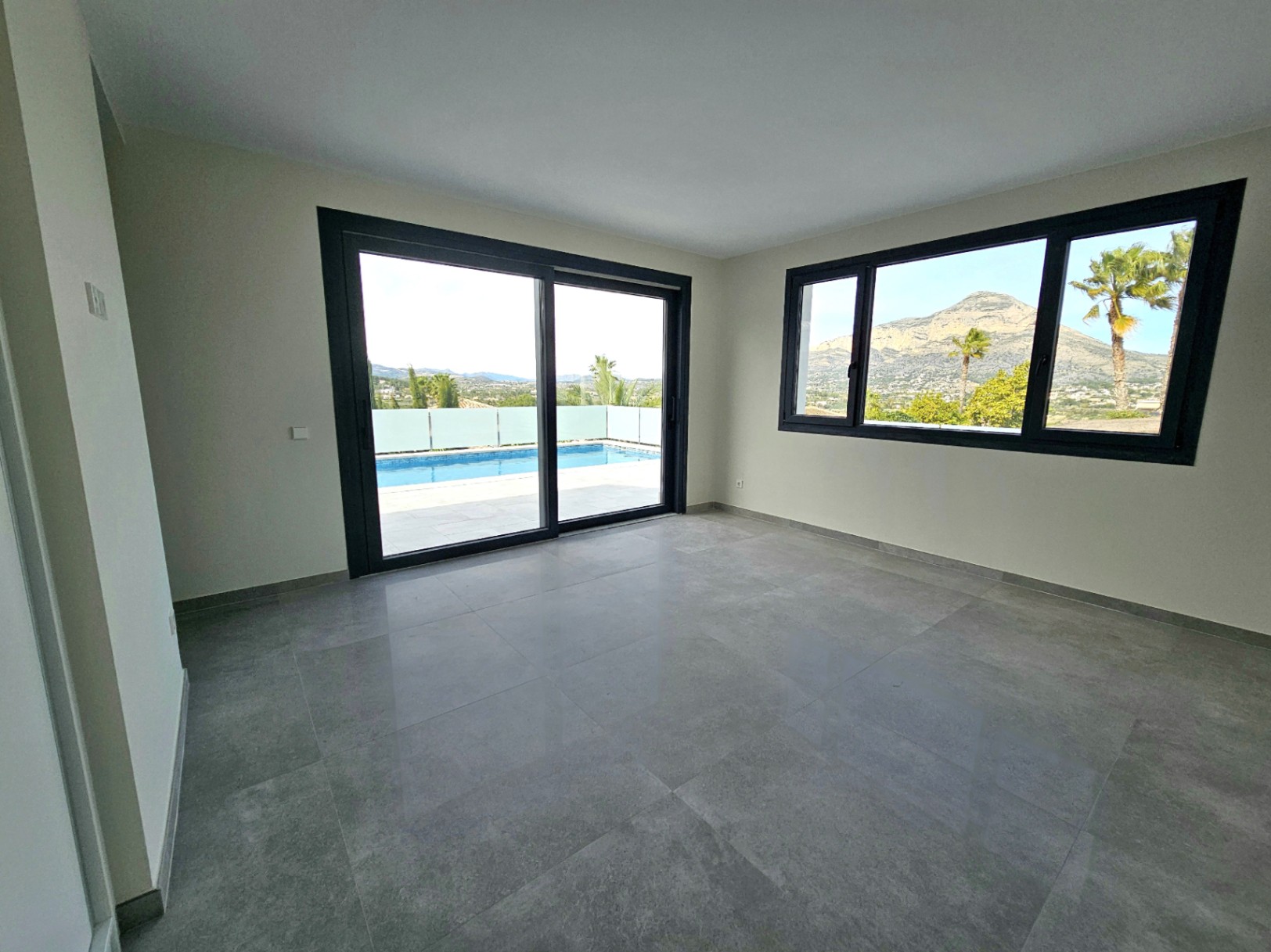 Zeitgenössische Villa in Jávea mit Blick auf den Montgó