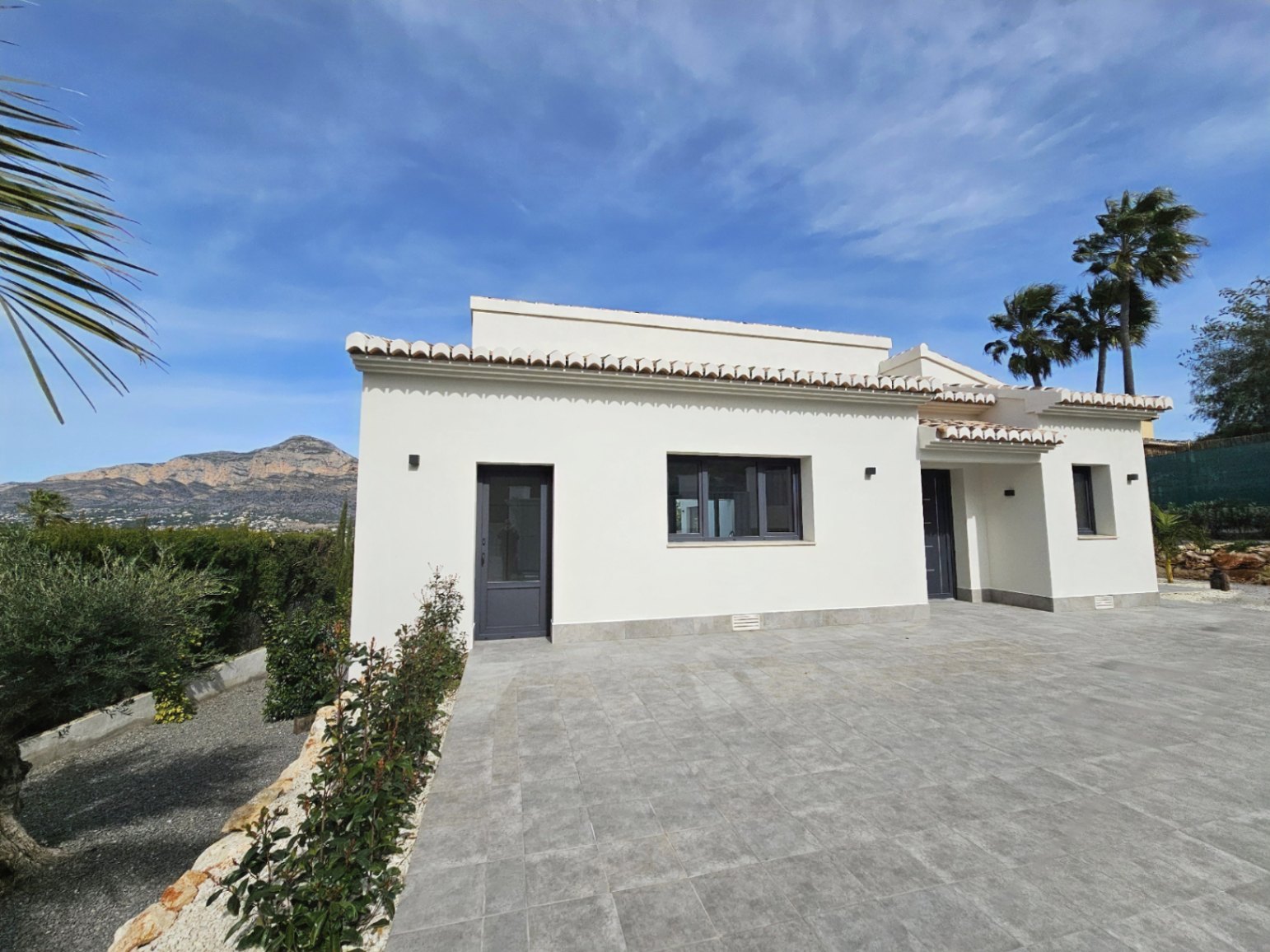 Zeitgenössische Villa in Jávea mit Blick auf den Montgó