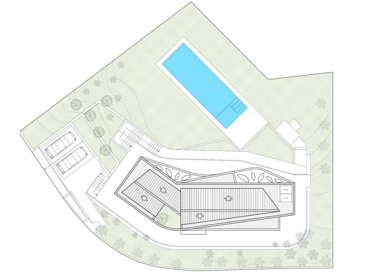 Architektonischer Lageplan der modernen Villa mit Darstellung des rechteckigen Pools, der winkligen Dachstruktur und des integrierten Parkplatzes für zwei PKW.