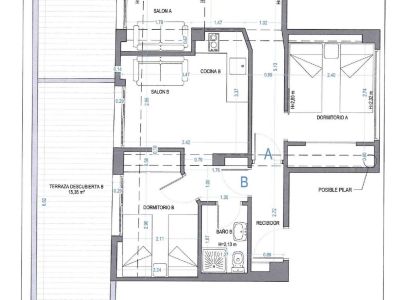 Detaillierter Architekturplan, der die Aufteilung zweier Wohnungen (A und B) mit Raumbezeichnungen, Abmessungen und Möblierung zeigt. Er umfasst auch zwei offene Terrassen und eine Übersichtstabelle der Flächen.