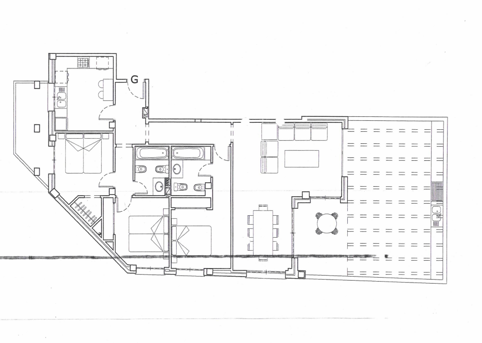 Detaillierter Grundriss mit der Aufteilung von drei Schlafzimmern, zwei Badezimmern, einem großzügigen Wohnbereich und einer weitläufigen Terrasse mit Außenküche.