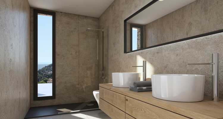 Modernes Badezimmer mit Doppelwaschbecken auf Holzmöbeln, Steintextur-Wänden und begehbarer Dusche. Ein hohes Fenster bietet Blick auf die mediterrane Küste.