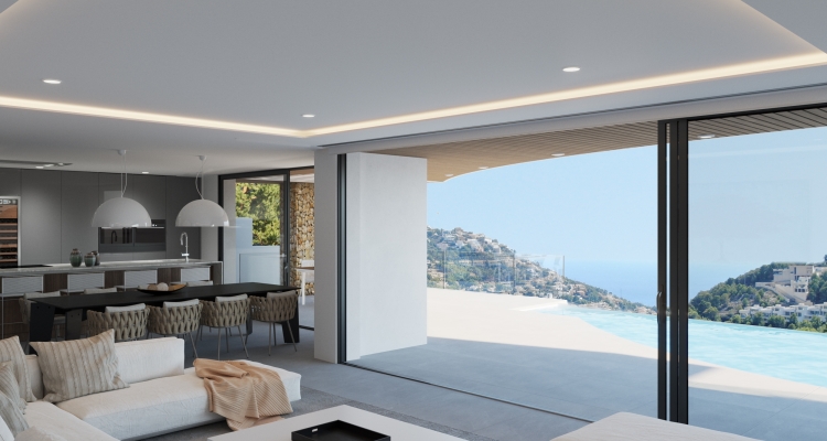 Offener Wohnbereich mit bodentiefen Glasschiebetüren, die zur Infinity-Pool-Terrasse und dem Panoramablick auf das Meer und die Küste von Jávea führen.