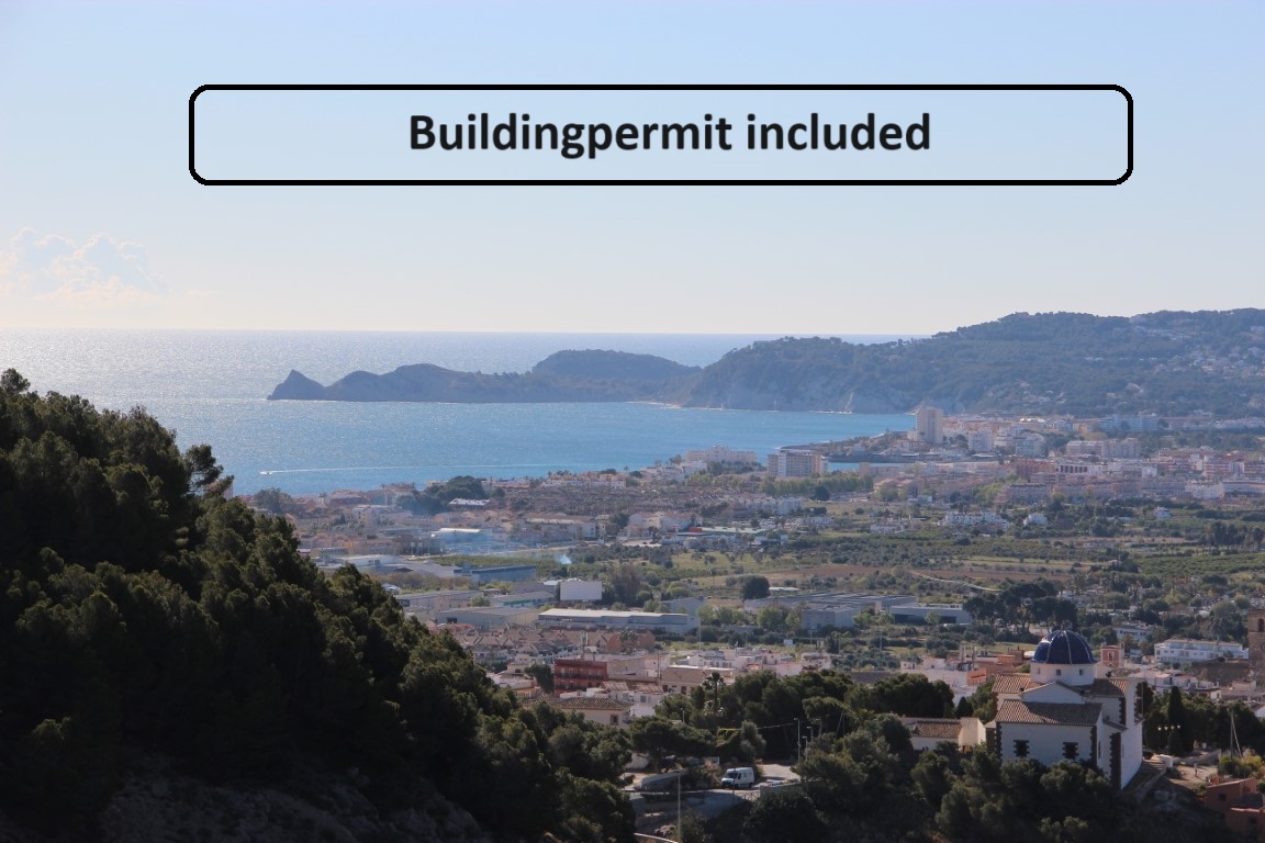 Panoramablick auf die Bucht von Jávea und das Mittelmeer vom Grundstück in La Corona, mit Sicht auf das Stadtgebiet und die markante Küstenlinie.